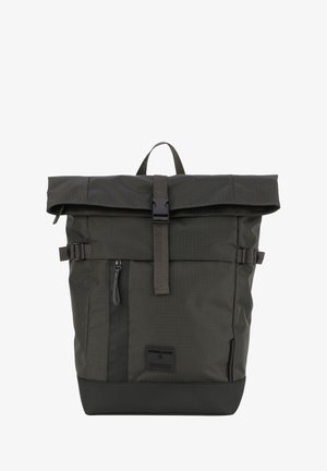 Sac à dos enroulable en tissu vert foncé ; présente une fermeture à boucle, une poche zippée sur le côté et une finition texturée avec une base noire unie.