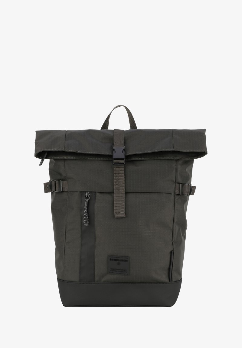 Zaino roll-top in tessuto verde scuro; presenta una chiusura a fibbia, una tasca con zip laterale e una finitura testurizzata con una base nera solida.