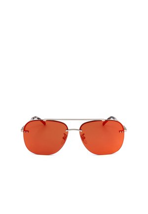 Occhiali da sole con montatura argento, grandi lenti quadrate color arancione e sottile doppio ponte sulla parte superiore.