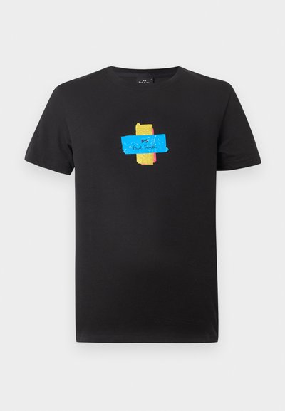 T-shirt noir à manches courtes avec un graphique ruban coloré bleu, or et rose centré, avec le texte « PS Paul Smith » sur le ruban bleu.