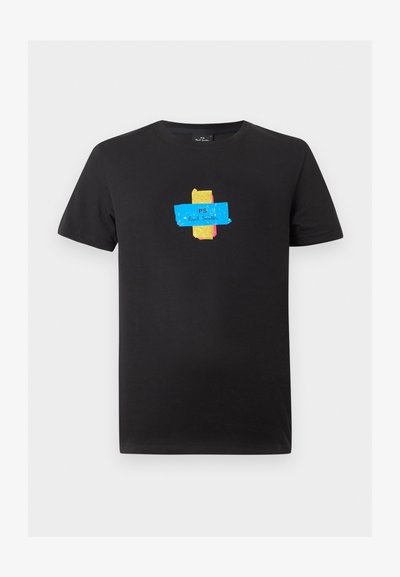 T-shirt noir à manches courtes avec un graphique ruban coloré bleu, or et rose centré, avec le texte « PS Paul Smith » sur le ruban bleu.