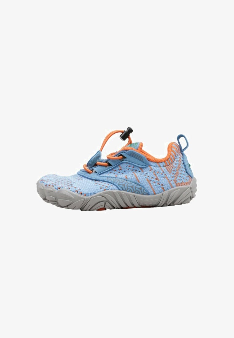 Chaussure de sport bleu clair et orange avec semelle flexible, dessus en mesh, lacet élastique avec bouton-pression et languette au talon, vue de profil.