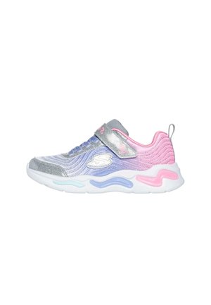 La zapatilla deportiva en plata y rosa presenta un diseño texturizado de ondas, con una correa de Velcro y una suela blanca con acentos en tonos pastel.