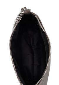 Pochette en cuir texturé marron avec quincaillerie en métal argenté, fermeture zippée sur le dessus et doublure en tissu noir. L'intérieur ne comporte pas de poches supplémentaires.