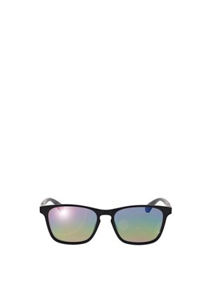 Schwarz gerahmte Sonnenbrille mit rechteckigen, reflektierenden Gläsern, die einen Farbverlauf von Lila, Grün und Blau auf weißem Hintergrund zeigen.