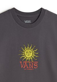 Szara bawełniana koszulka z centralnym żółtym grafiką słońca z twarzą, nad czerwoną nazwą „VANS” i napisem „Always Authentic”.