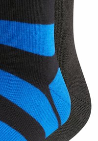 Calcetines rayados en negro y azul con una textura suave, que presentan atrevidas rayas azules horizontales sobre un fondo negro sólido.