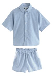 Kosulja s kratkim rukavima na prugice s gumbima i odgovarajuće kratke hlače, obje svijetlo plave i bijele boje. Mekani materijal s elastičnim pojasom i džepovima.