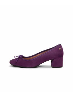 Zapato de tacón bajo de bloque en ante morado con puntera redondeada y lazo decorativo en la parte frontal.