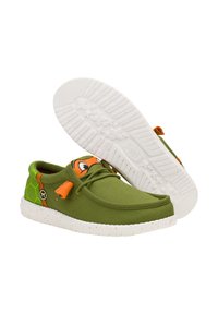 Groene stoffen schoenen met een wit gespikkelde zool. Kenmerken zijn onder andere oranje accenten en cartoonachtige oogdetails. Flexibel ontwerp, lichtgewicht materiaal.