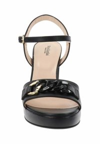 Sandal con tacco alto nero con una fascia larga che presenta un accento con catena spessa. Design open-toe con una sottile fascia alla caviglia e soletta imbottita.