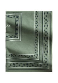 Zielony szalik wykonany z miękkiej tkaniny, z granatowymi wzorzystymi brzegami, zawierającymi małe kwiaty i linie, z prostym białym akcentem logo.