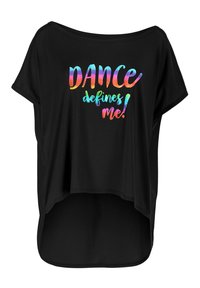 Crna majica slobodnog kroja s okruglim izrezom, koja sadrži šareni natpis "DANCE defines me!" u gradijent stilu.