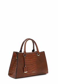 Brun taske i faux-krokodilleder med dobbelte håndtag, lynlåslukning og en lille aftagelig mærke. Har en struktureret form og hardware i guldtoner.