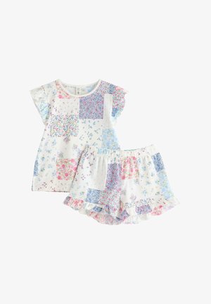 Ensemble pour filles comprenant un haut à manches courtes et un short à taille élastique avec des motifs floraux en patchwork rose, bleu et blanc, avec des bords volantés aux manches et au short.