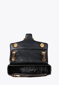 Zwarte leren handtas met gouden accenten. Voorzien van een ritsvak en drukknoopsluitingen. De binnenkant is gevoerd met donker, gemêleerd stof.