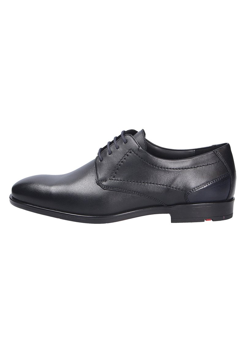 Schwarze Leder-Dressschuhe mit glatter Oberfläche, spitz zulaufender Schuhspitze, genähten Details und flacher Gummisohle. Verfügt über sechs Ösen für die Schnürsenkel.