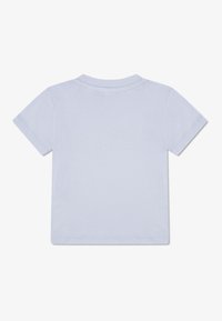 Ανοιχτό μπλε βαμβακερό κοντομάνικο μπλουζάκι με στρογγυλή λαιμόκοψη και απλή, χωρίς διακοσμήσεις πλάτη. Μαλακή υφή και κανονική εφαρμογή.