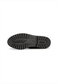 Semelle de chaussure en caoutchouc noir avec des crans aux motifs variés, conçue pour l'adhérence et la durabilité ; sections nervurées proéminentes présentes.
