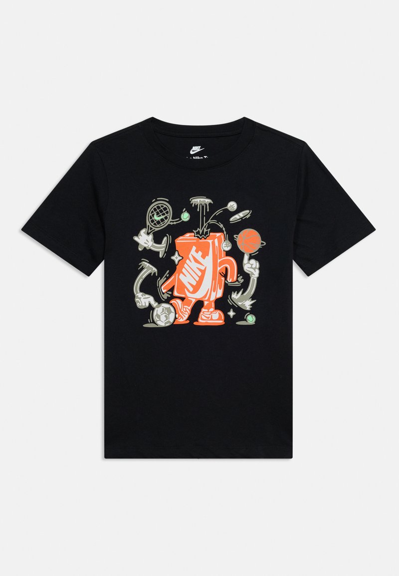 Čierne tričko Nike s farebnou grafikou postavičky tenisky žonglujúcej s rôznymi športovými loptami a vybavením.