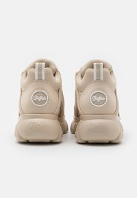 Beige Buffalo sneakers vist bagfra med polstrede kraver, træksløjfer og kraftige såler med Buffalo-logo.