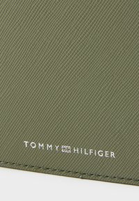 Tommy Hilfiger EDGE MINI WALLET UNISEX - Novčanik - battle green