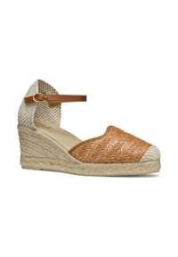 Sandalia de cuña espadrille con tejido trenzado en naranja y blanco, correa de tobillo en tono beige y suela de yute trenzado, con punta redonda y lado texturizado.