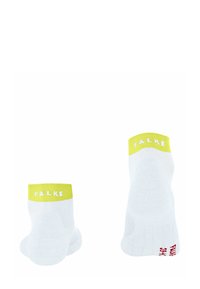 Dwie pary białych skarpetek z jasnocytrynowymi i czerwonymi paskami na mankietach. Marka "FALKE" jest widoczna na każdym mankiecie.