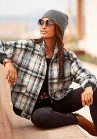 LASCANA Beanie - hellgrau