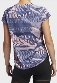Dámská košile s krátkým rukávem v modré a růžové barvě s abstraktními grafickými vzory. Vyrobena z měkké, elastické tkaniny s volným střihem a zakřiveným lemem.