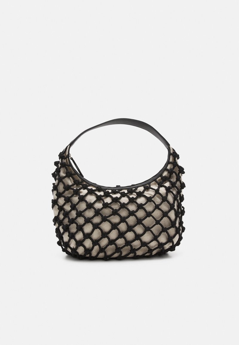 Sac à main au design en filet noir avec une forme douce et arrondie, doté d'une bandoulière noire lisse et d'une base en tissu texturé écru.