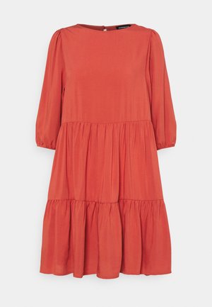 Vestito rosso di lunghezza midi con maniche lunghe a sbuffo, scollo tondo e gonna a balze. Realizzato in tessuto morbido con una texture liscia. Chiusura posteriore con bottoni.