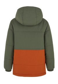 Pružná bunda, zelený horní díl s oranžovou spodní částí. Obsahuje kapuci, elastické manžety a hladkou texturu. Jednoduchý design, bez viditelných zapínání.