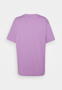 Tričko s krátkým rukávem vyrobené z lehké levandulové látky. Klasický design s kulatým výstřihem, rovný střih a čistý lem. Žádné viditelné vzory nebo akcenty.