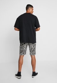 Urban Classics STRETCH - Shortsit - white leo