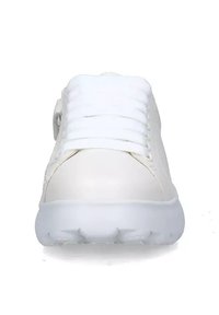 Sneaker bianco con superficie liscia e lucida, punta rinforzata, lacci e suola spessa in gomma translucida. Design minimalista senza motivi.