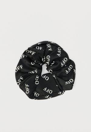 Chouchou en tissu noir orné d'un motif répétitif de texte blanc « OFF » sur un fond uni et clair.