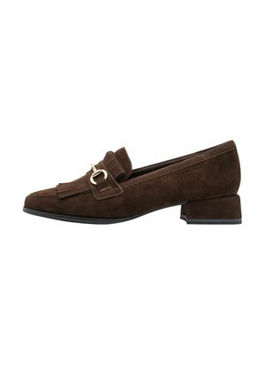 Bruine suède lage hak loafer met franjes en zilverkleurige metalen gesp bovenop, zijaanzicht op witte achtergrond.
