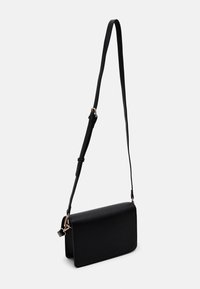 Černá crossbody taška z hladkého materiálu, s obdélníkovým tvarem, nastavitelným popruhem a zlatými kovovými doplňky.