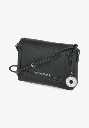 Borsa a tracolla in pelle sintetica nera con superficie testurizzata, minuteria in argento, tracolla regolabile e logo "JOOP! JEANS" sul fronte.