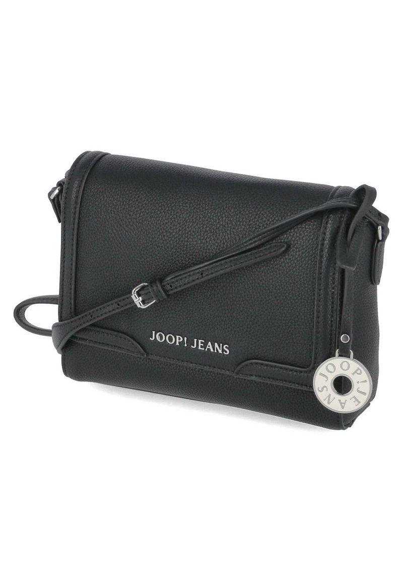Czarna torebka typu crossbody z syntetycznej skóry, o teksturowanej powierzchni, z metalowymi elementami w kolorze srebrnym, regulowanym paskiem i logo "JOOP! JEANS" z przodu.