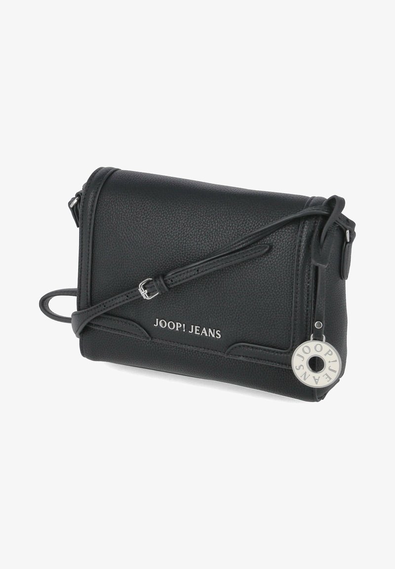 Czarna torebka typu crossbody z syntetycznej skóry, o teksturowanej powierzchni, z metalowymi elementami w kolorze srebrnym, regulowanym paskiem i logo "JOOP! JEANS" z przodu.