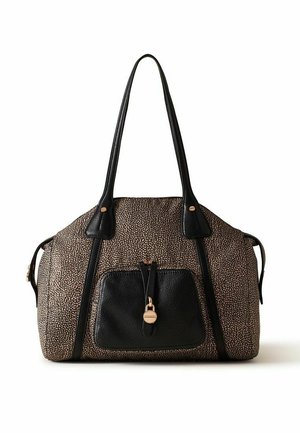 Sac à main texturé marron et noir avec deux longues poignées noires, une poche avant zippée avec un fermoir doré, et des fermetures éclair latérales sur fond blanc.