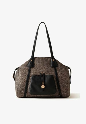 Sac à main texturé marron et noir avec deux longues poignées noires, une poche avant zippée avec un fermoir doré, et des fermetures éclair latérales sur fond blanc.