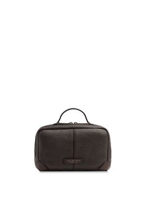 Borsa da toilette in pelle testurizzata marrone scuro con manico superiore e piccola etichetta frontale con la scritta "THE BRIDGE FIRENZE 1969."
