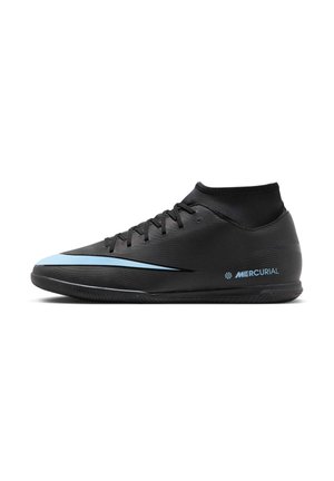 Schwarzer High-Top-Fußballschuh mit hellblauem Nike-Swoosh an der Seite und "Mercurial"-Beschriftung nahe der Ferse auf weißem Hintergrund.