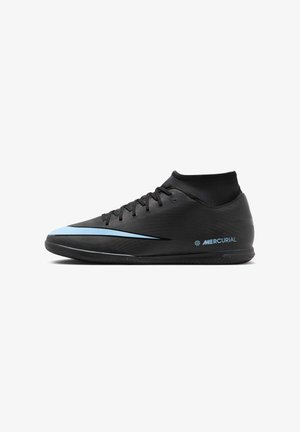 Zapatilla de fútbol alta negra con el logo de Nike en azul claro en el lateral y la marca "Mercurial" cerca del talón sobre fondo blanco.