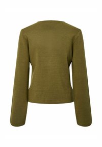 Olīvzaļš garām piedurknēm džemperis ar apaļu kakla izgriezumu un teksturētu, gludu audumu. Piegrieziens ir brīvs, beidzoties nedaudz virs jostas.