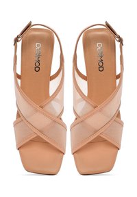 Sandalias de tacón alto en color nude con diseño de tiras cruzadas en malla suave, punta cuadrada y hebilla en el tobillo. Plantillas de cuero suave con detalles de la marca.