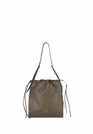 Bolso de cuero marrón suave para el hombro con parte superior fruncida, correa ajustable, lazos laterales y un pequeño emblema decorativo dorado en la parte delantera.